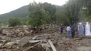 Warga memeriksa kerusakan usai banjir bandang di Desa Ile Ape, Pulau Lembata, Nusa Tenggara Timur, Selasa (6/4/2021). Tim penyelamat terus menggali puing tanah longsor untuk mencari korban yang terkubur usai bencana banjir bandang. (AP Photo/Ricko Wawo)