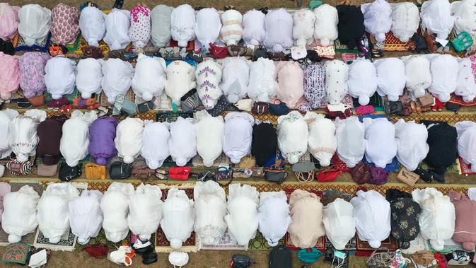 Foto dari udara memperlihatkan umat muslim melaksanakan salat minta hujan (Istisqa) saat kabut asap menyelimuti kota Pekanbaru, di Riau, Jumat (13/9/2019). Ini dilakukan berharap agar Allah menurunkan hujan di Pekanbaru yang terus diselimuti asap dengan kualitas udara yang memburuk. (ADEK BERRY/AFP)