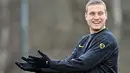 Aksi bek Manchester United asal Serbia, Nemanja Vidic, di sesi latihan di Carrington, Manchester, 6 April 2010, jelang laga perempat final Liga Champions lawan Bayern Muenchen. AFP PHOTO / PAUL ELLIS