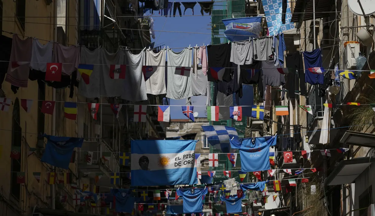 Bendera tim sepak bola Napoli, jersey pemain, dan bendera Argentina dipajang di Quartieri Spagnoli (lingkungan Spanyol), di Naples, Italia, Jumat, 24 Maret 2023. (AP Photo/Alessandra Tarantino)