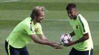 Neymar (kanan) bercanda dengan Ivan Rakitic saat berlatih jelang laga melawan APOEL FC di Pusat Olahraga FC Barcelona Joan Gamper di St Joan Despi, (16/9/2014). (AFP PHOTO/Josep Lago)