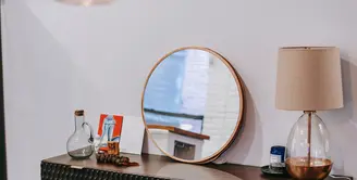 Cermin bulat seperti ini sangat cocok ditaruh di atas meja. Selain bisa digunakan untuk bercermin, juga bisa sekaligus mempercantik ruangan jadi tampak lebih manis./Copyright pexels.com/@charlotte-may
