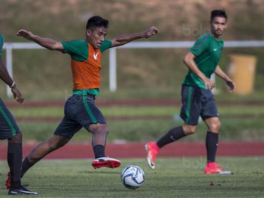 Gelandang Timnas Indonesia U-22, Hanif Sjahbandi, menggiring bola  saat latihan di Stadion UKM, Selangor, Senin (14/8/2017). Ini merupakan latihan terakhir jelang laga SEA Games melawan Thailand. (Bola.com/Vitalis Yogi Trisna)