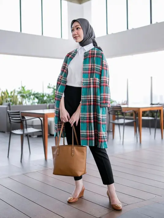 <p>Kemeja putih sangat cantik dipadu padankan dengan outerwear kotak-kotak agar tampil anggun dan profesional. (instagram/vinamaulina)</p>