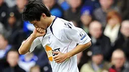 Gelandang asal Korea Selatan Lee Chung-Yong menjadi penentu kemenangan Bolton yang mengalahkan  Birmingham 3-2 di babak perempat final Piala FA di St Andrews, 12 Maret 2011. AFP PHOTO/GLYN KIRK