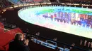 Presiden Rusia Vladimir Putin bertepuk tangan saat pembukaan Olimpiade Musim Dingin 2022 di Stadion Olimpiade, Beijing (4/2/2022). Putin hadir ketika ketegangan meningkat karena penumpukan pasukannya di sepanjang perbatasan Rusia dan Ukraina. (Alexei Druzhinin, Sputnik, Kremlin Pool Photo via AP)