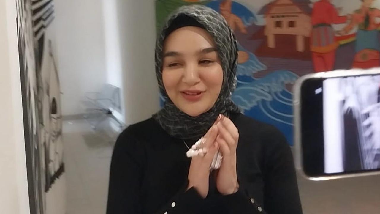 Artis Cantik Hana Hanifah Datangi Polda Riau, Ada Apa?