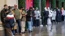 <p>Antrean pembeli, yang beberapa mengenakan masker, untuk memasuki department store Selfridges menjelang penjualan Boxing Day di pusat kota London, Minggu (26/12/2021). 'Boxing Day' adalah hari saat toko-toko di Inggris menggelar diskon besar-besaran, sehari setelah Natal. (Niklas HALLE'N / AFP)</p>