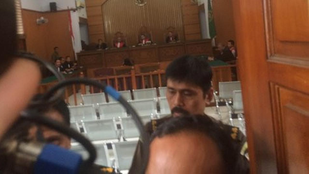 Hadir di sidang mucikari RA, model seksi AA pakai cadar hitam