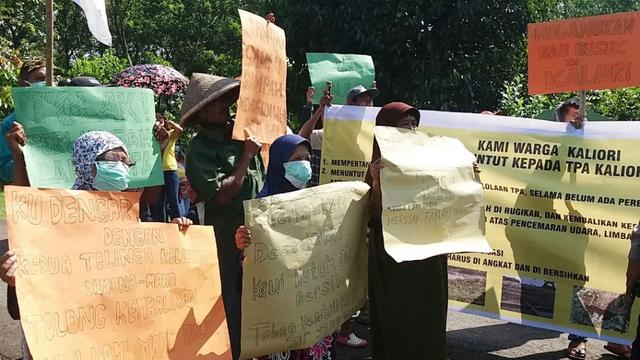 Demonstrasi warga menuntut penghentian operasi TPA Kaliori. (Foto: Liputan6.com/Muhamad Ridlo)