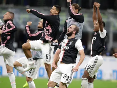 Para pemain Juventus merayakan kemenangan mereka atas Inter Milan dalam lanjutan kompetisi Serie A 2019-2020 di Stadion Giuseppe Meazza, Minggu (6/10/2019). Juventus memenangi duel bertajuk Derby d'Italia dengan keunggulan 2-1 atas Inter. (AP/Luca Bruno)