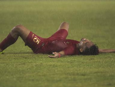 Gelandang Timnas Indonesia, Saddil Ramdani, tampak kecewa usai dikalahkan Jepang pada laga AFC U-19 Championship di SUGBK, Jakarta, Minggu (25/10). Indonesia kalah 0-2 dar Jepang. (Bola.com/Vitalis Yogi Trisna)