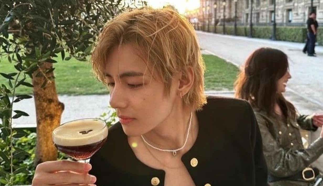 <p>1. V, yang merupakan penari utama, sub-vokalis, dan visual BTS, mendapat peringkat sebagai idola K-Pop paling terkenal di dunia! Dia memiliki bakat di banyak bidang, dalam musik dan akting serta fotografi, fashion, dan juga menggambar, belum lagi visualnya yang sangat tampan. (Foto: Instagram/ taehyung.bighitentertainment)</p>