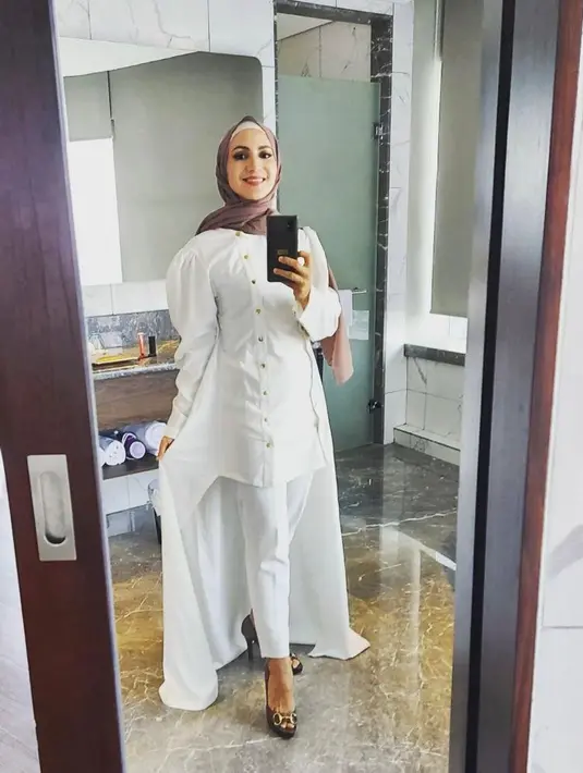 Setelan lounge blouse dan pants berwarna putih ini juga cocok jika dipadukan dengan pashmina nuansa warna kecoklatan. Lihat saja penampilan Wanda yang satu ini. (Instagram/wanda_hamidah).