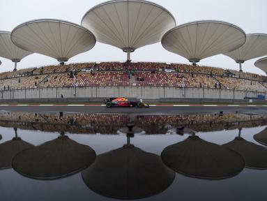 Refleksi pebalap Red Bull asal Australia, Daniel Ricciardo dan Sirkuit Shanghai pada sesi latihan bebas F1 GP China di Shanghai, (7/4/2017). (AFP/Johannes Eisele)