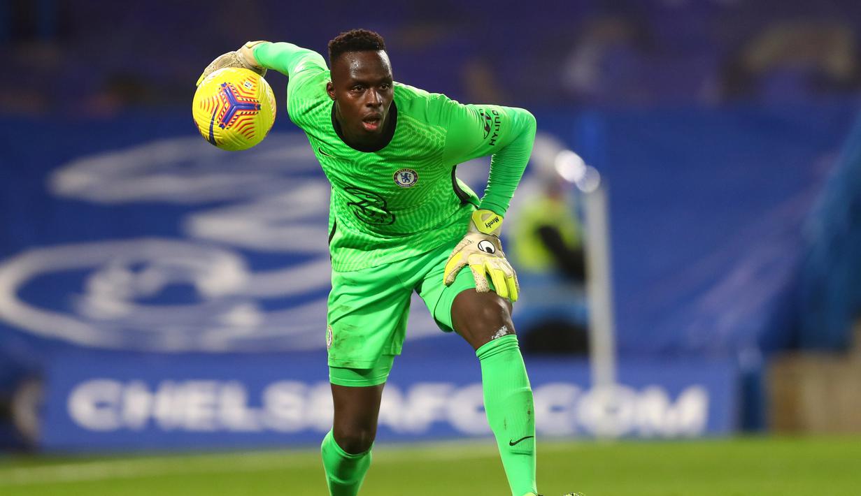 5. Edouard Mendy (Chelsea). Kiper asal Senegal berusia 28 tahun ini telah membuat 6 kali clean sheets dalam 12 penampilannya selama 1080 menit. (AFP/Clive Rose/Pool)