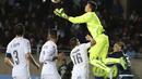 Fernando Muslera kiper Uruguay menyelamatkan gawangnya dari serbuan serangan Argentina. (EPA/Paolo Aguilar)