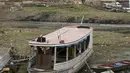 Sejumlah perahu dan kapal yang terdampar di anak sungai Amazon kota Manaus, Brasil, Senin (19/10/2015).  Sungai Amazon mengalami kekeringn terparah dan penurunan jumlah air paling rendah. (REUTERS/Bruno Kelly)