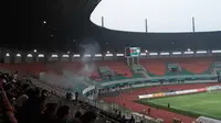 Flare Menyala di Stadion Pakansari Merayakan Gol Vietnam ke Gawang Korsel