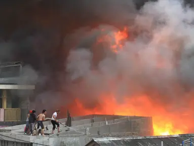 Kebakaran melanda Jati Bunder, Tanah Abang, Jakarta, Kamis (5/3/2015). Diperkirakan sekitar 200 rumah warga hangus terbakar.Petugas Damkar telah mengerahkan puluhan mobil untuk memadamkan si Jago Merah (Liputan6.com/Herman Zakharia)