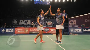 Pebulu Tangkis ganda putri, Nitya Krishinda M dan Greysia Polii merayakan kemenangan usai mengalahkan pebulu tangkis USA, Eva Lee dan Paula Lynn di BCA Indonesia Open Superseries Premier 2015 di Jakarta, Rabu (3/6/2015). (Liputan6.com/Herman Zakharia)