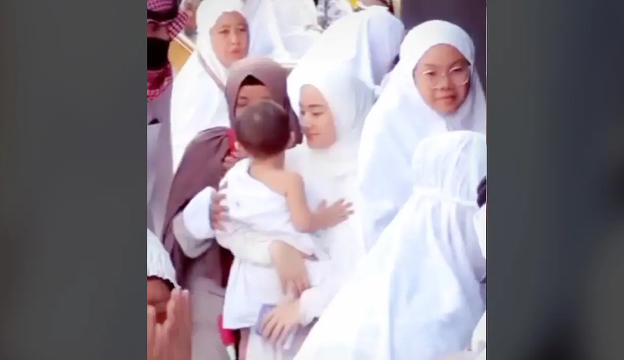 Dinda Hauw berbalik setelah mencium kakbah. Dia berbincang dengan jamaah lain. (Foto: TikTok/ anotherdh)