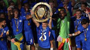 Pelatih Chelsea, Enzo Maresca, mengangkat trofi usai final Piala Dunia Antarklub&nbsp;melawan PSG di East Rutherford, New Jersey, Senin, 14 Juli 2025. (AP Photo/Pamela Smith)