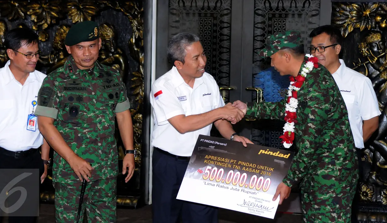 Komandan kontingen AASAM Mayor Inf Syafruddin (kanan) menerima apresiasi dari perwakilan PT Pindad usai penyambutan di Bandara Soetta, Banten, (23/5/2016). TNI AD menjadi juara umum lomba tembak antar-angkatan darat. (Liputan6.com/Helmi Fithriansyah)