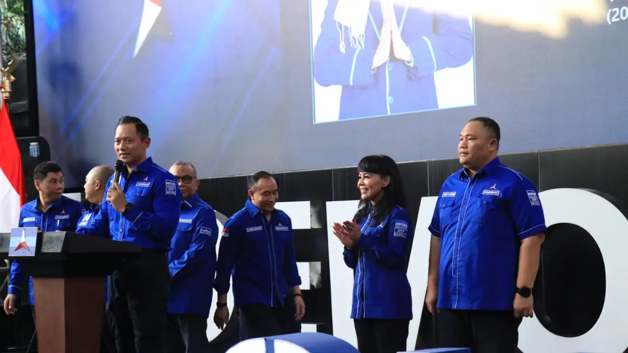 Ketua Umum Demokrat Agus Harimurti Yudhoyono (AHY) (depan) dan  Rezka Oktoberia (kedua dari kanan) (Istimewa)
