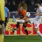 Ivan Petryak dari Shakhtar, kiri, dan Josko Gvardiol dari Leipzig berebut bola dalam pertandingan sepak bola grup F Liga Champions antara Shakhtar Donetsk dan Leipzig di stadion Polish Army Stadium di Warsawa, Rabu, 2 November 2022. (AP Photo/Michal Dyjuk)