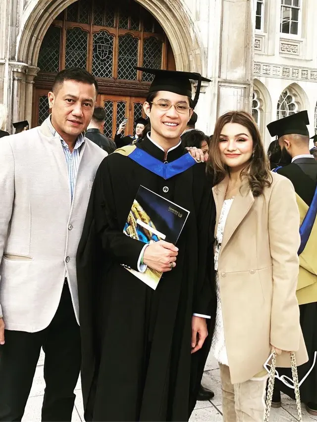 Potret Wisuda Teuku Rassya di London (sumber: Instagram/nourahsheivirah)
