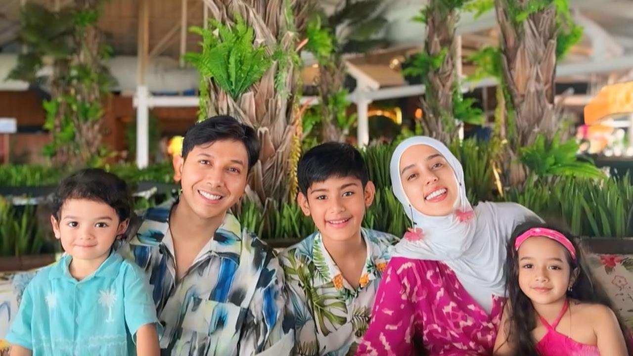 Potret Keluarga Sonny Septian dan Fairuz yang Kerap Pakai Couple Outfit