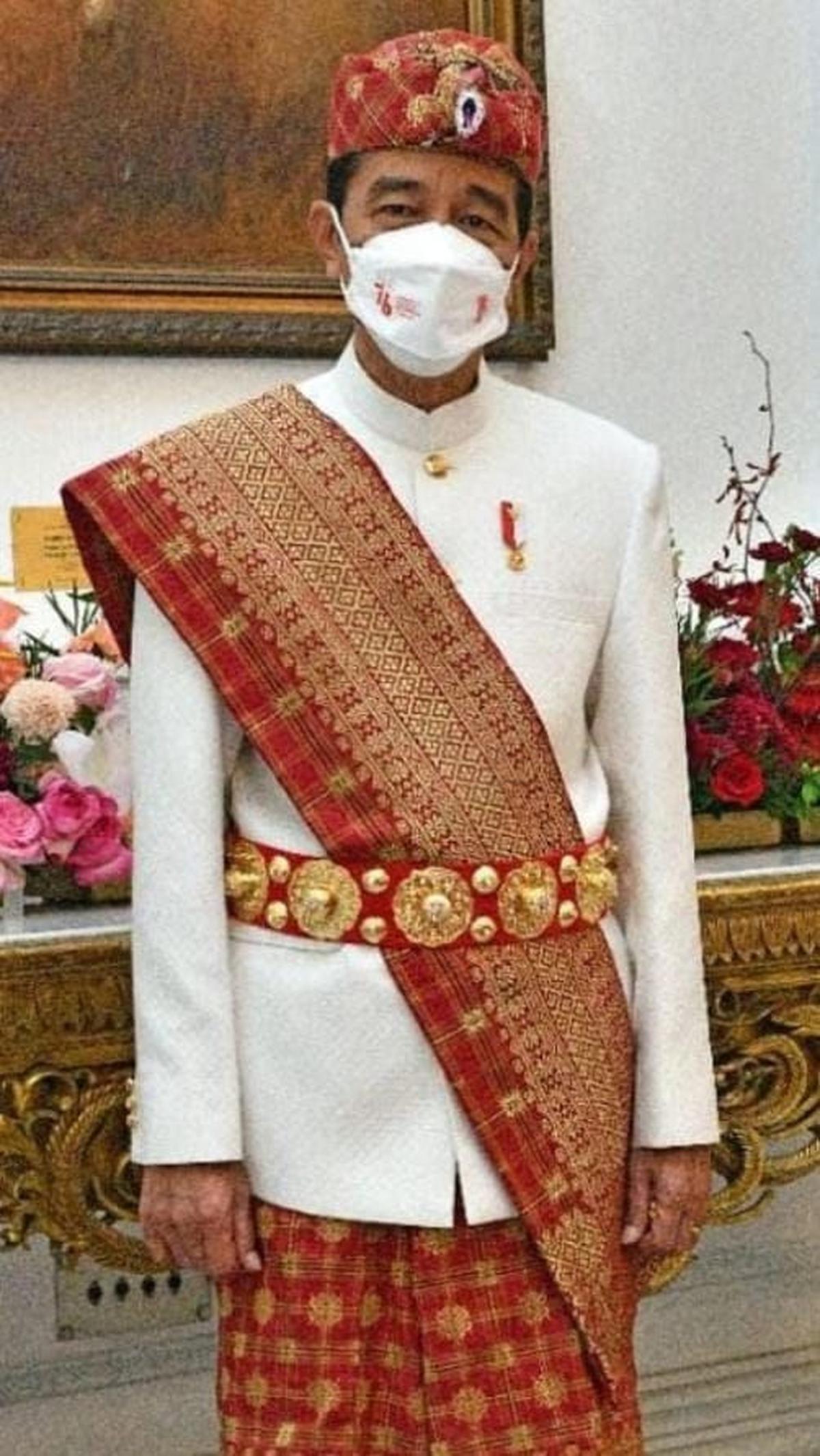 Baju Pepadun Pada HUT ke-76, Presiden Jokowi hadir dengan mengenakan baju adat yang berasal dari Lampung. Jika dilihat, Baju Pepadun memiliki ciri khas pada jenis kain dan topinya. Baju ini kerap dikenakan oleh para pemuka adat Lampung.