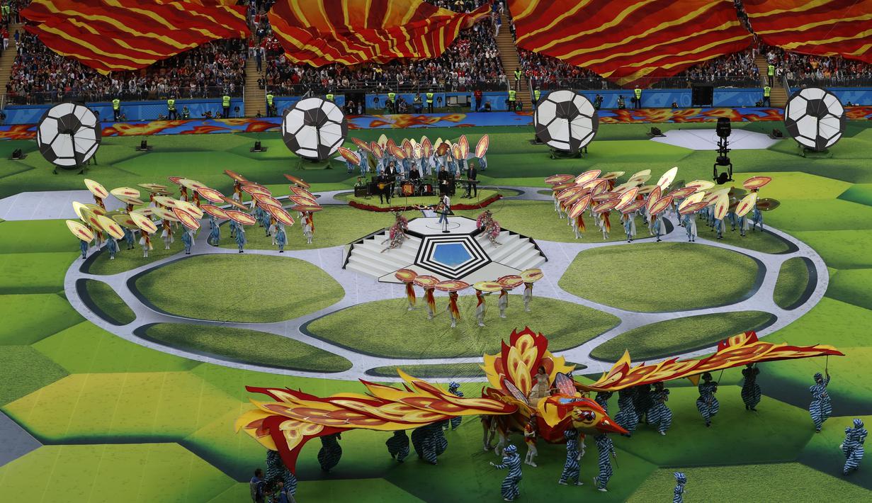 Burung raksasa sekaligus simbol Rusia di tampilkan penari pada pembukaan Piala Dunia 2018 di Luzhniki stadium, Moskow, Rusia, (14/6/2018). Rusia dan Arab Saudi tampil pada laga pembuka. (AP/Darko Bandic)