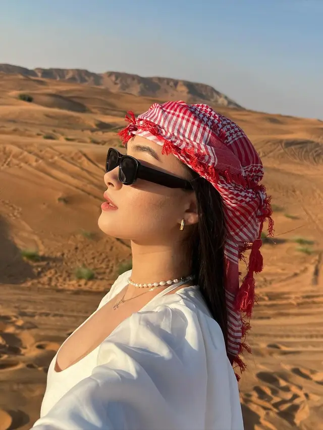 6 Gaya Bak Putri Jasmine dari Caitlin Halderman yang Liburan di Dubai, Tabrak Tren Liburan Musim Dingin Para Artis