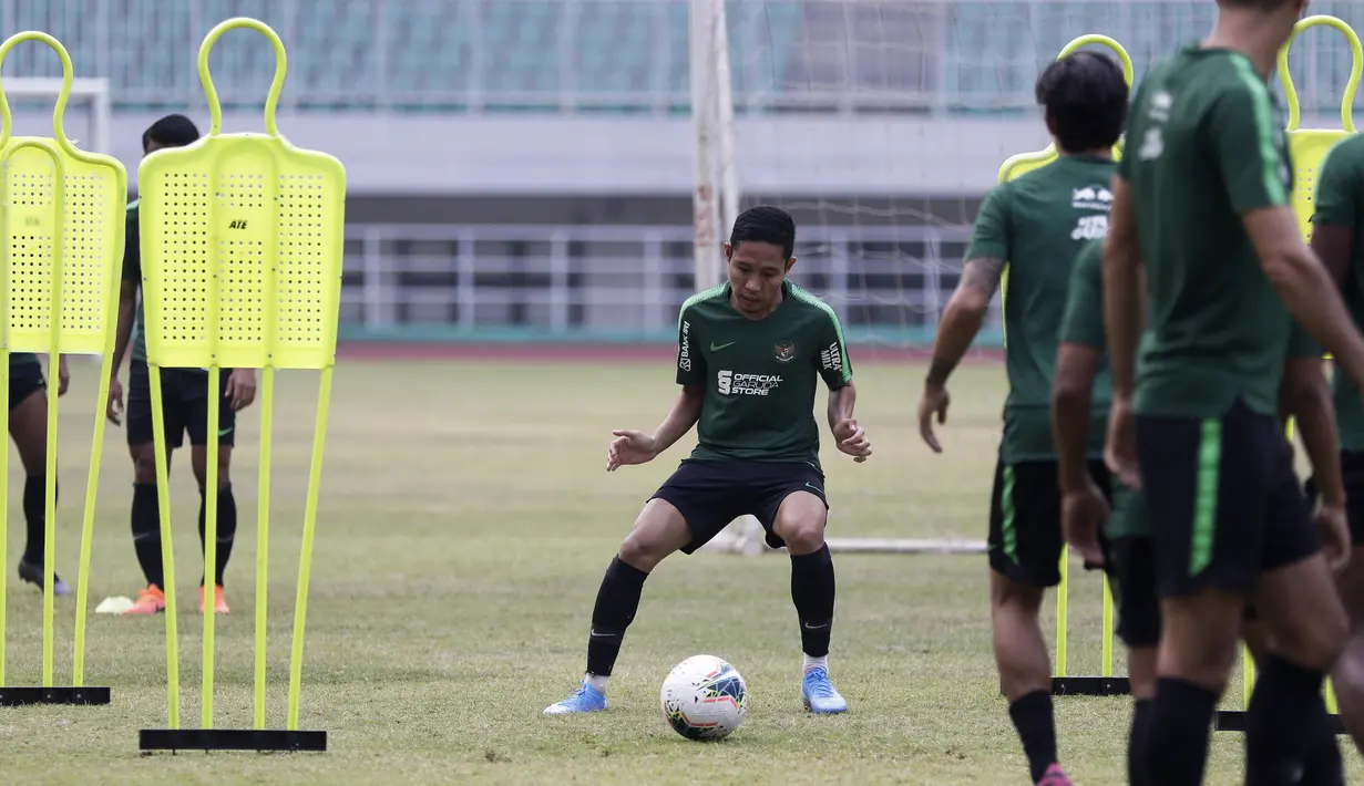 Pemain Timnas Indonesia, Evan Dimas, mengotrol bola saat berlatih di Stadion Pakansari, Bogor, Sabtu (24/8). Latihan ini merupakan persiapan jelang laga kualifikasi Piala Dunia 2020. (Bola.com/Yoppy Renato)