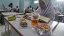 Kebijakan ini menegaskan komitmen pemerintah dalam menjaga keseimbangan gizi masyarakat meski pola konsumsi mengalami penyesuaian selama bulan puasa. Tampak dalam foto, makanan program Makan Bergizi Gratis (MBG) Ramadan di SDI Al Hidayah, Cinere, Depok, Selasa (24/2/2026). (merdeka.com/Arie Basuki)