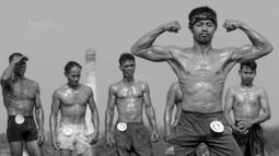 Para kuli genteng berpose saat mengikuti kontes binaraga di Desa Jatiwangi, Majalengka, Jawa Barat, (11/8/2017). Kontes yang digelar setiap tahun ini merupakan bagian dari perayaan HUT kemerdekaan RI. (Bola.com/M iqbal Ichsan)