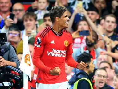 Bek Manchester United Prancis #19 Raphael Varane merayakan gol yang dicetaknya ke gawang  Wolverhampton dalam laga pekan ke-1 Premier League 2023/2024, di Old Trafford, Selasa (15/8/2023). (Lindsey Parnaby / AFP)