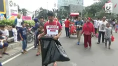 Satgas Kebersihan Pemprov DKI Jakarta menggelar operasi sampah di acara Car Free Day (CFD)