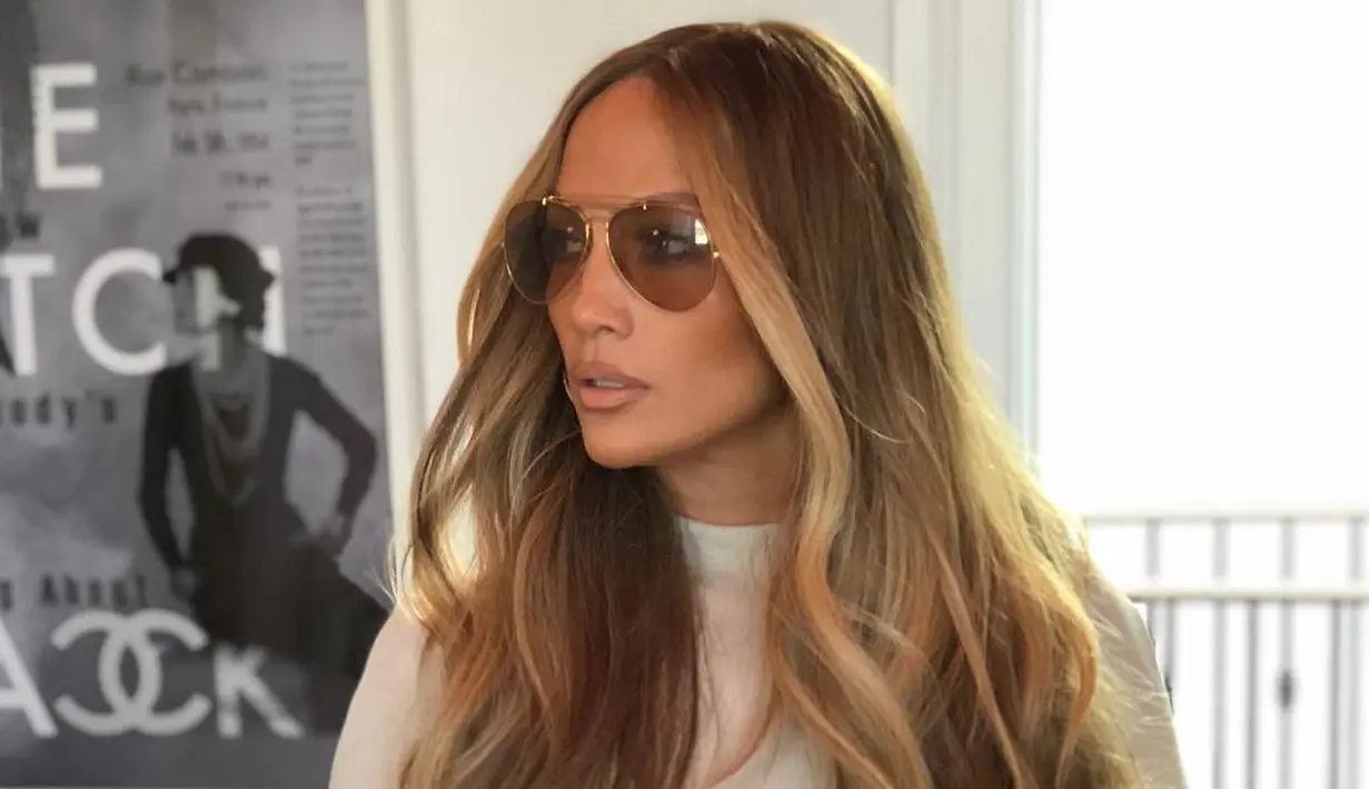 Jennifer Lopez buka-bukaan soal barang yang ia beli saat mendapatkan gaji pertama. JLo mengaku langsung membeli mobil Mercedes. (instagram/jlo)