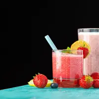 Konsumsi smoothie buah di pagi hari untuk tubuh yang lebih sehat dan berenergi/copyright freepik/fabrikasimf