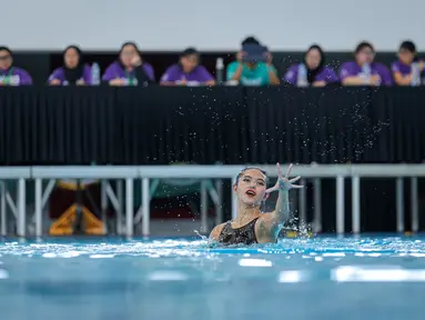 Atlet renang indah DKI Jakarta, Hilda Tri Julyandra saat tampil dalam nomor open women solo free final renang artistik Kejurnas Akuatik 2026 di Stadion Akuatik Gelora Bung Karno, Senayan, Jakarta, Selasa (05/05/2026). (Bola.com/Bagaskara Lazuardi)