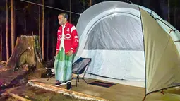 Presiden Joko Widodo (Jokowi) berada di depan tenda saat bermalam di titik nol Ibu Kota Negara (IKN) Nusantara, Kecamatan Sepaku, Penajam Paser Utara, Kalimantan Timur, Senin (14/3/2022). (FOTO: Setpres/Agus Suparto)