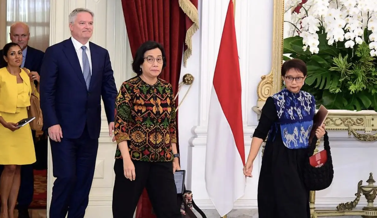 Kali ini, keduanya mengenakan tenun yang dikreasikan untuk women attire. Sederhana namun menawan, keduanya tampak penuh gaya.  [Foto: Instagram/ @srimulyani]