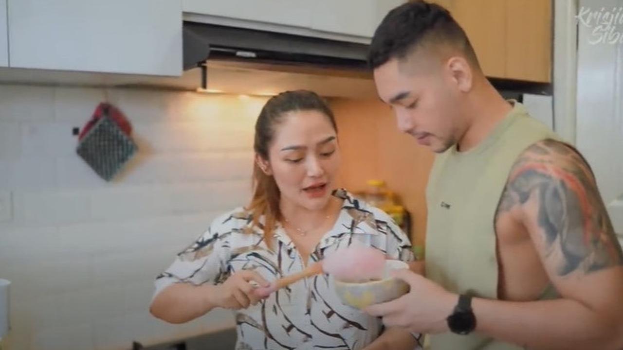 Jarang Tersorot Kamera, Intip Dapur Minimalis Siti Badriah yang Berkonsep Open Space dengan Nuansa Serba Kayu