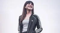 Lewat Instagramnya, Dita kerap kali tampil sporty. Misalnya saja mengenakan tracksuit hitam dari brand Adidas. Dengan inner tan top. Dok Instagram @fakhranaaa