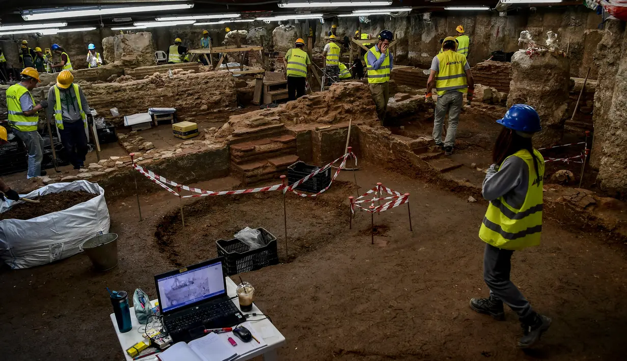 Awak konstruksi dan arkeolog bekerja di penggalian situs kuno di bawah pusat kota Thessaloniki, Yunani (25/4). Penggalian ini sebelumnya merupakan bagian dari proyek pembangunan kereta bawah tanah yang akan selesai pada tahun 2020. (AFP/Aris Messinis)