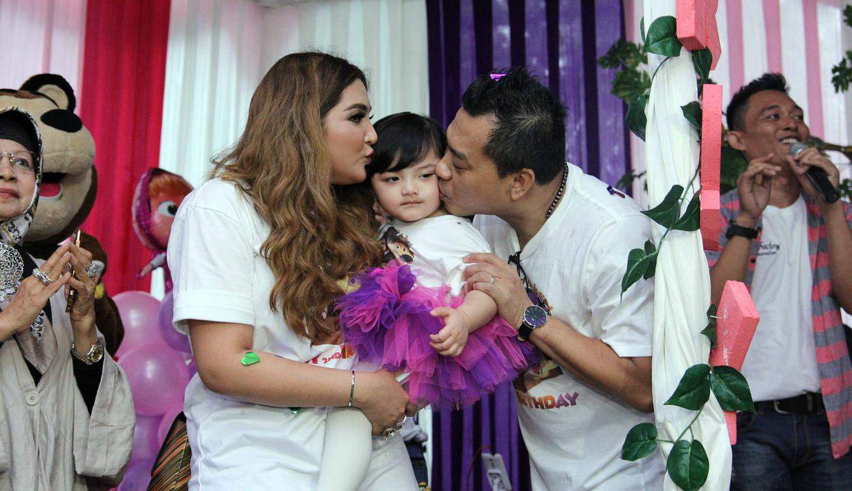 Putri pasangan Anang Hermansyah dan Ashanty, Arsy Addara Musicia Nurhermansyah baru saja merayakan ulang tahun ke-2 nya. Ultah berlangsung di Rumah Yatim kawasan Kemang dihadiri oleh para selebriti beserta anak-anaknya. (Nurwahyunan/Bintang.com)