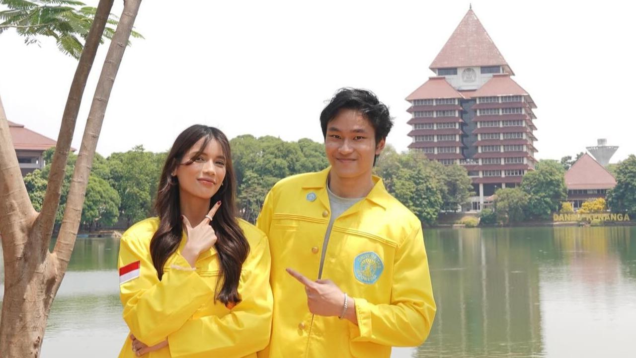 Potret Sabrina Chairunnisa dan Azka Kompak Pakai Jas Almamater UI, Netizen 'Adek Kakak Satu Kampus